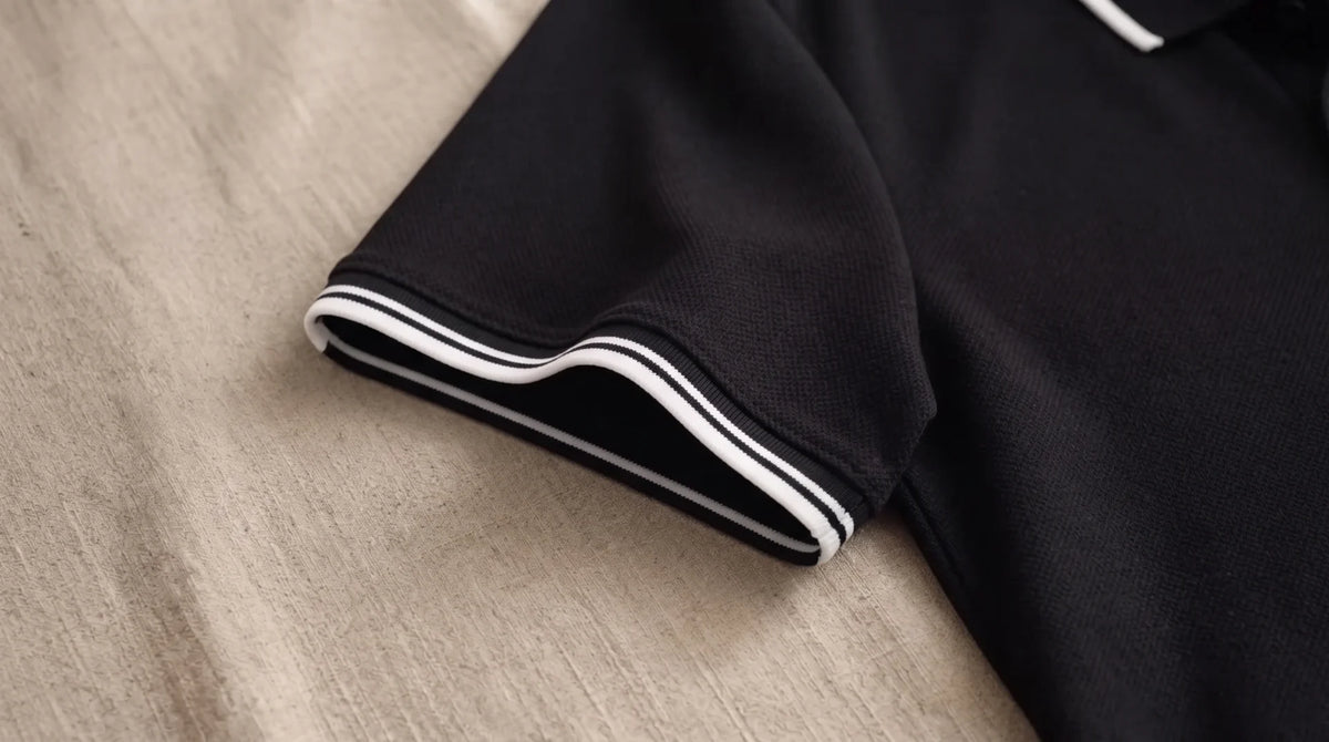 Striped sleeve hem of the Morino black polo