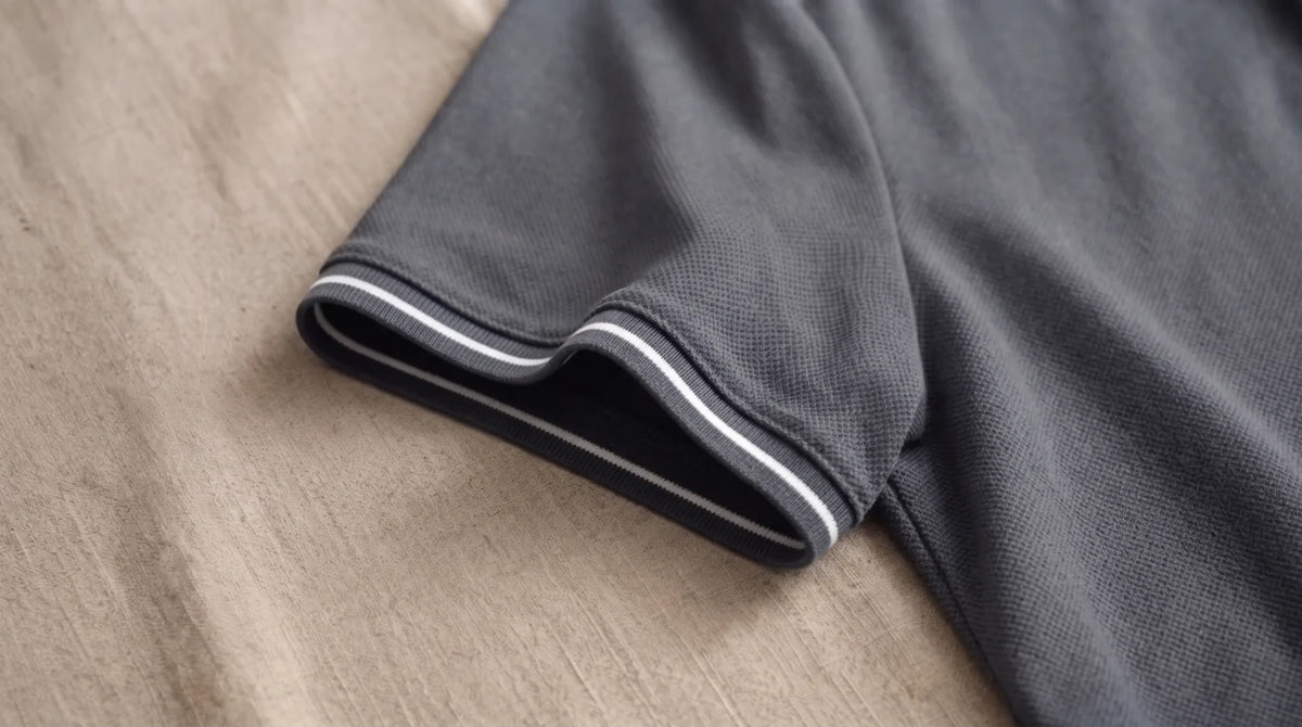Striped sleeve hem of the Morino charcoal polo